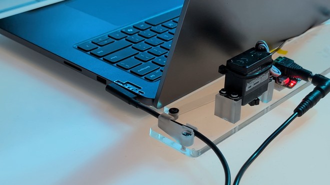 Surface Laptop Ultra, uno sguardo ravvicinato alla porta USB-C magnetica