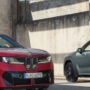 Nuova BMW iX4 della Neue Klasse, svelato il SUV coupé da 612 CV