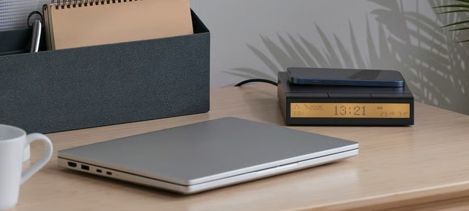 Anteprima: Ikea lancia una sveglia minimal, che fa anche da termometro e caricatore wireless