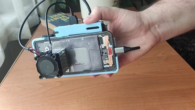 Copertina: Altro che e-waste, un Galaxy S23 danneggiato rinasce come miniPC gaming