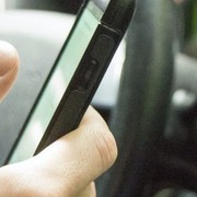 Telefono in mano allo Stop: patente sospesa. Un caso riporta l&rsquo;attenzione 