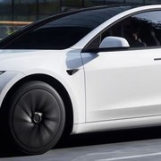 Tesla aggiorna la Model 3 2027: scatto record, più km e nuovo schermo