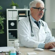 Cure sanitarie, negli USA è l'AI a decidere chi le riceve (e anche in Europa ha 
