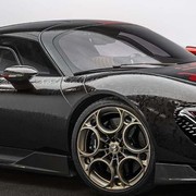 Alfa Romeo 33 Stradale, una livrea sartoriale in damasco sorprende Parigi