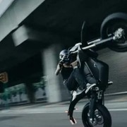 500 moto vendute in 48 ore: la supermotard elettrica dei record è già introvabil