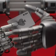 Mano artificiale esegue trucchi di magia di precisione | Video