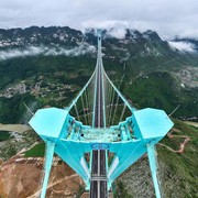Il ponte dei record è un'attrazione turistica: 625 metri sopra il vuoto