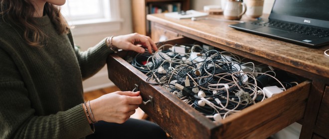 Anteprima: Cavetti e gadget usa e getta: l'enorme mole di rifiuti elettronici creata dal Fast Tech