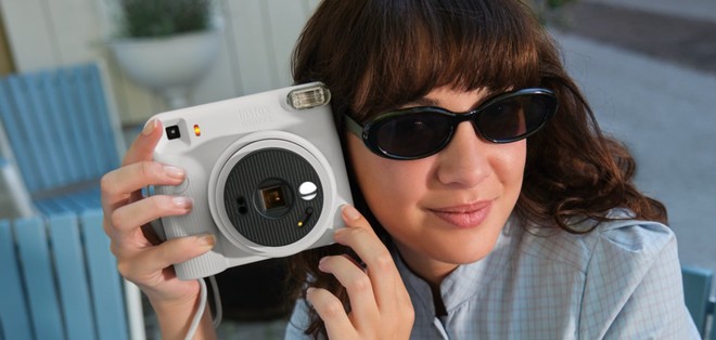 Copertina: Fujifilm instax SQUARE 2: la nuova fotocamera istantanea costa 119 euro