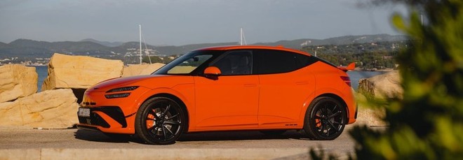 Genesis GV60 Magma, potenza fino a 650 CV e 425 km di autonomia: prezzi e prestazioni