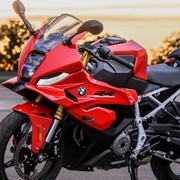BMW F 450 RR, l'anima racing da 420 cc per patente A2: parte da 7.150 euro