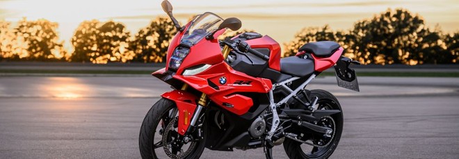 BMW F 450 RR, l'anima racing da 420 cc per patente A2: parte da 7.150 euro