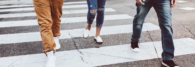 Pedoni, la stretta del nuovo Codice: stop prima di attraversare e giubbotto di notte
