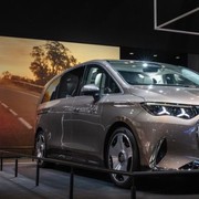 Salone di Parigi, una Mercedes finisce contro una parete: al volante c&rsquo;è u