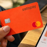Satispay, la carta di debito Red anche senza abbonamento: costi e vantaggi