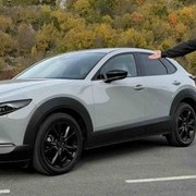 Mazda CX-30 2027, nuovi allestimenti e prezzi: la prova a bordo di Homura Plus e