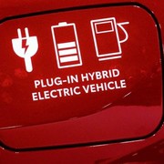 L'inganno delle auto ibride plug-in: costano fino a 680 euro in più all