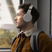 Fino a 1.000 sterline di multa se ascolti musica senza cuffie su treni e bus in 