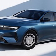 Nuova Opel Astra 2026, ora costa meno e regala una nuova tinta