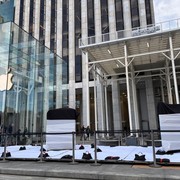 iPhone Duo giganti fuori dagli Store: così Apple celebra il lancio del suo piegh