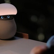 Arriva il robot che sembra una lampada: ti riconosce, ti segue e cambia umore