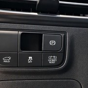 Batteria auto scarica? Hyundai KONA e TUCSON ibride ripartono premendo un pulsan