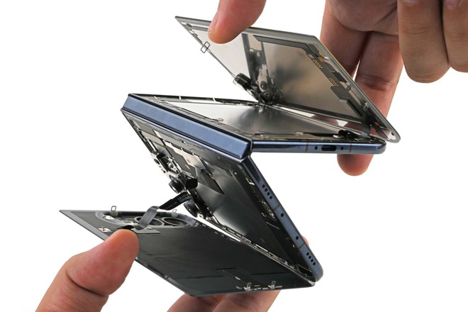 iPhone Duo, prime rotture del display: iFixit sospetta un problema alla cerniera