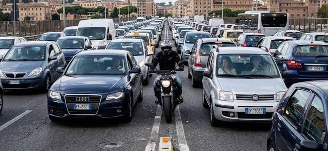 Nuovo Codice della Strada, corridoio d'emergenza obbligatorio per le moto