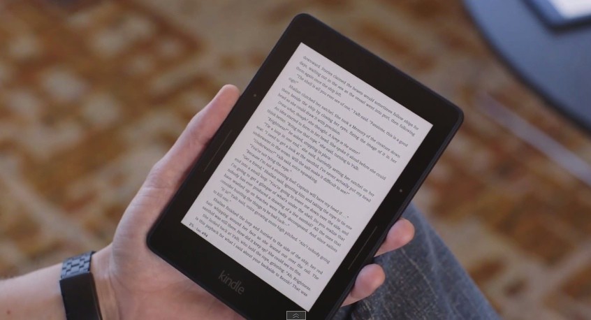 La prova del nuovo  Kindle Paperwhite, che non ha paura del