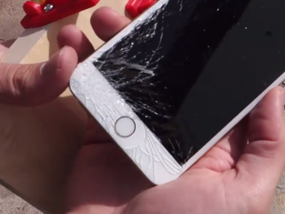 Трещина на защитном стекле телефона. Разбитый айфон 6. Разбитый iphone 6s. Разбитый iphone 8 Plus. Iphone 8 разбит экран.