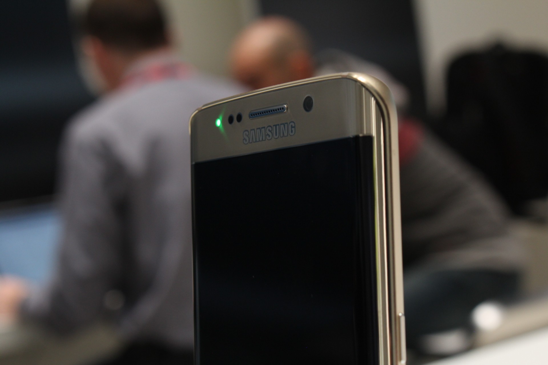 Galaxy S6 (edge) VS. iPhone 6: primi test d'uso &quot;reale&quot; li mettono a pari merito