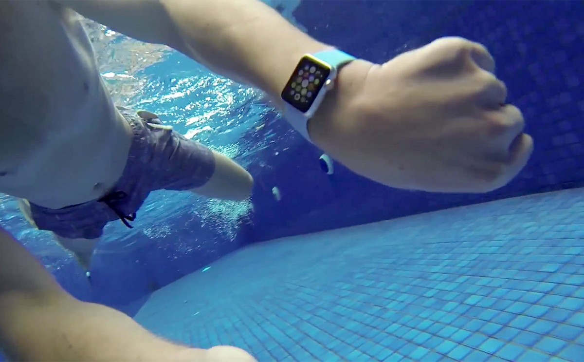 Залил часы водой. Умные часы под водой. Плавание с часами. Apple watch под водой. Часами погружаться в воду.