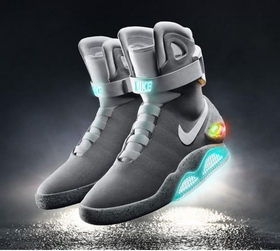 Nike presenta le scarpe autoallaccianti Mag e le consegna a Michael J. Fox Agg Video HDblog