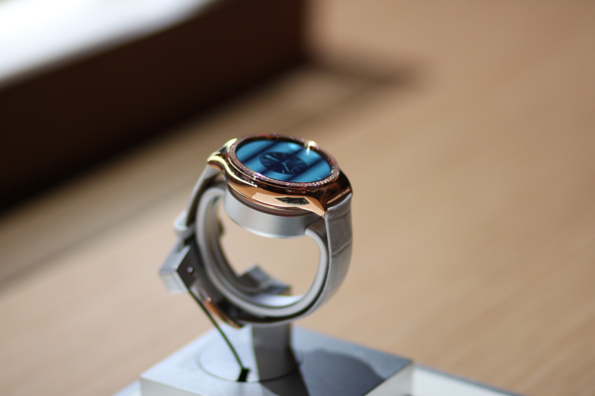 Al CES 2016 Huawei Jewel ed Elegant, smartwatch donna realizzati con  Swarovski 