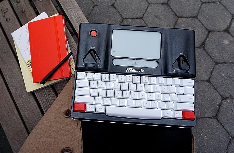 Freewrite è pronta: la macchina da scrivere Cloud con schermo E-Ink in  vendita 