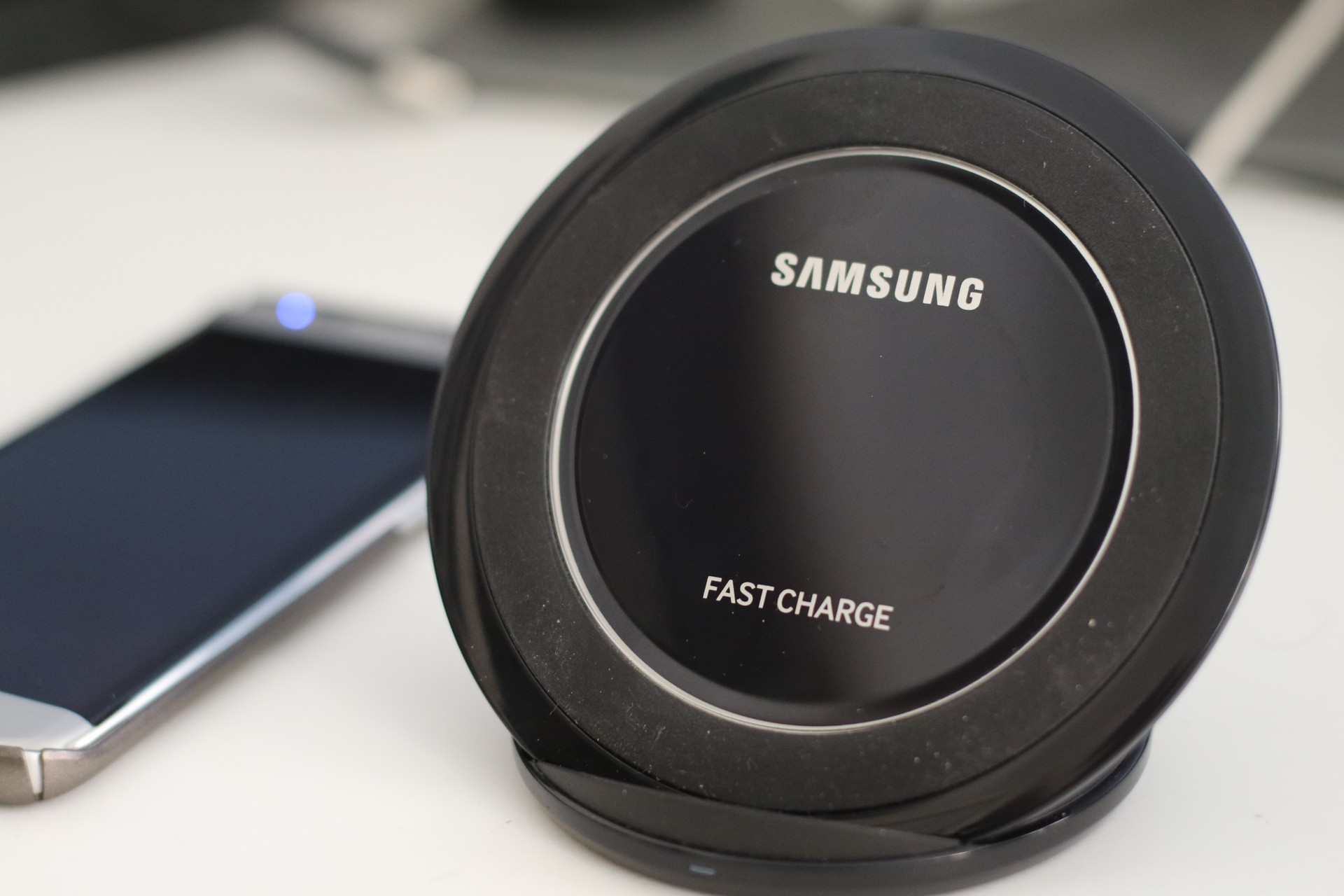 Samsung Wireless Charger. Samsung fast charge. Samsung Wireless Charging. Беспроводная зарядка Samsung fast charge. Модели самсунг с беспроводной зарядкой