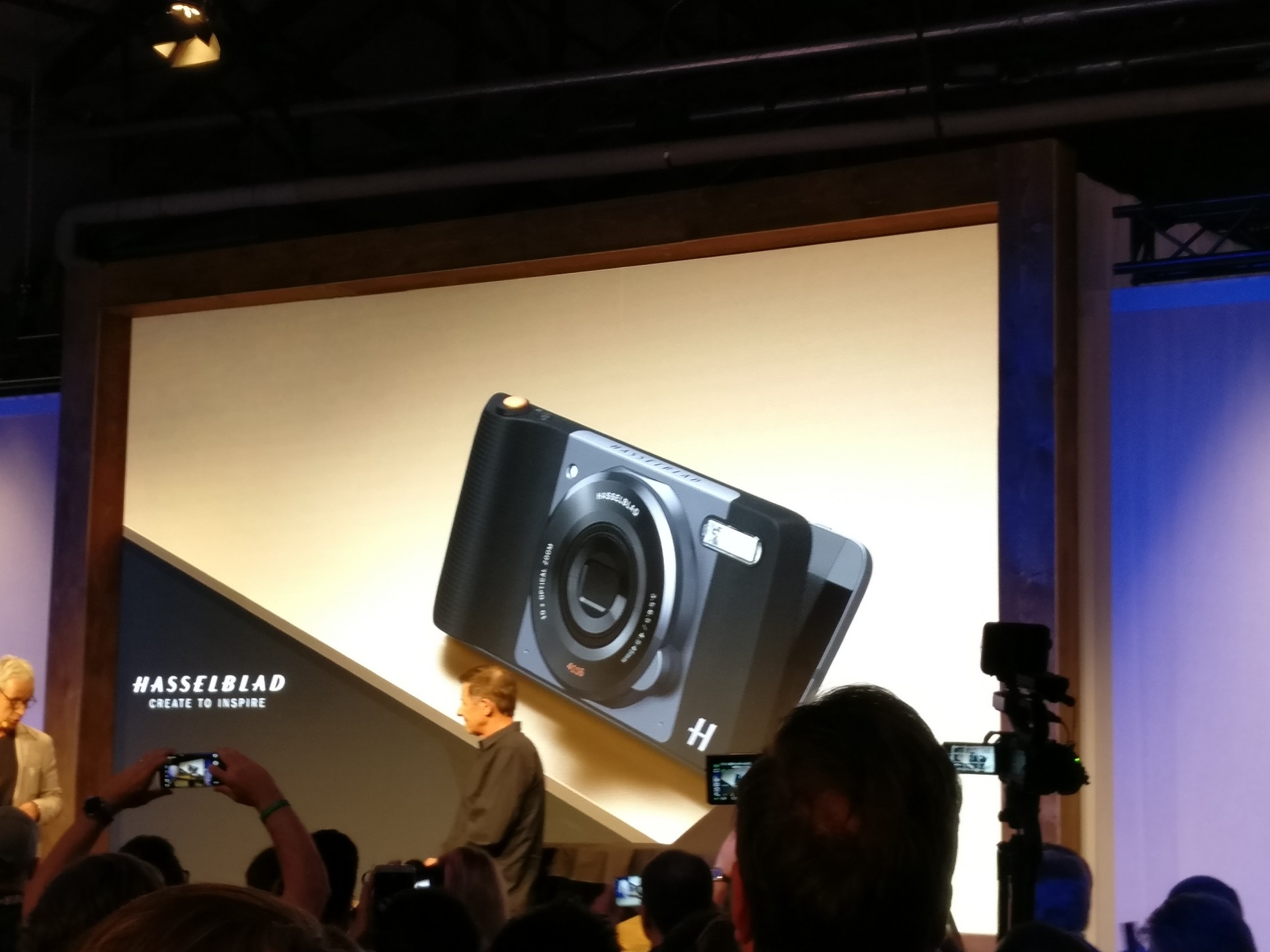 Lenovo Moto Z è lo smartphone modulare. Volendo diventa anche un proiettore