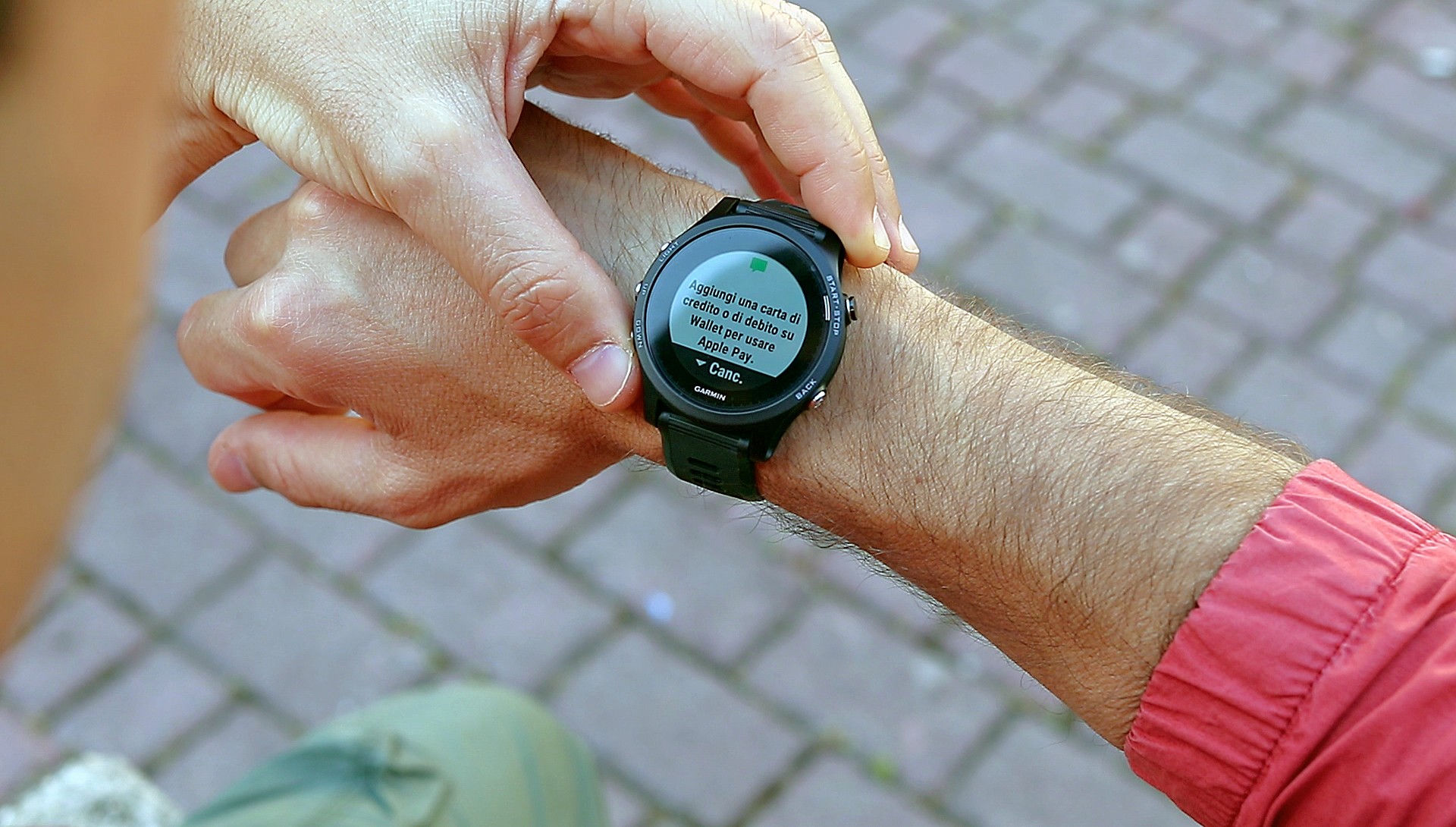 Terminale Di Posizione Con La Mano E Lo Smartwatch Pagamento