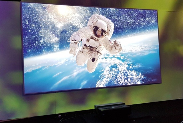 Hisense presenta il proiettore Laser UHD a tiro ultra corto da 150 