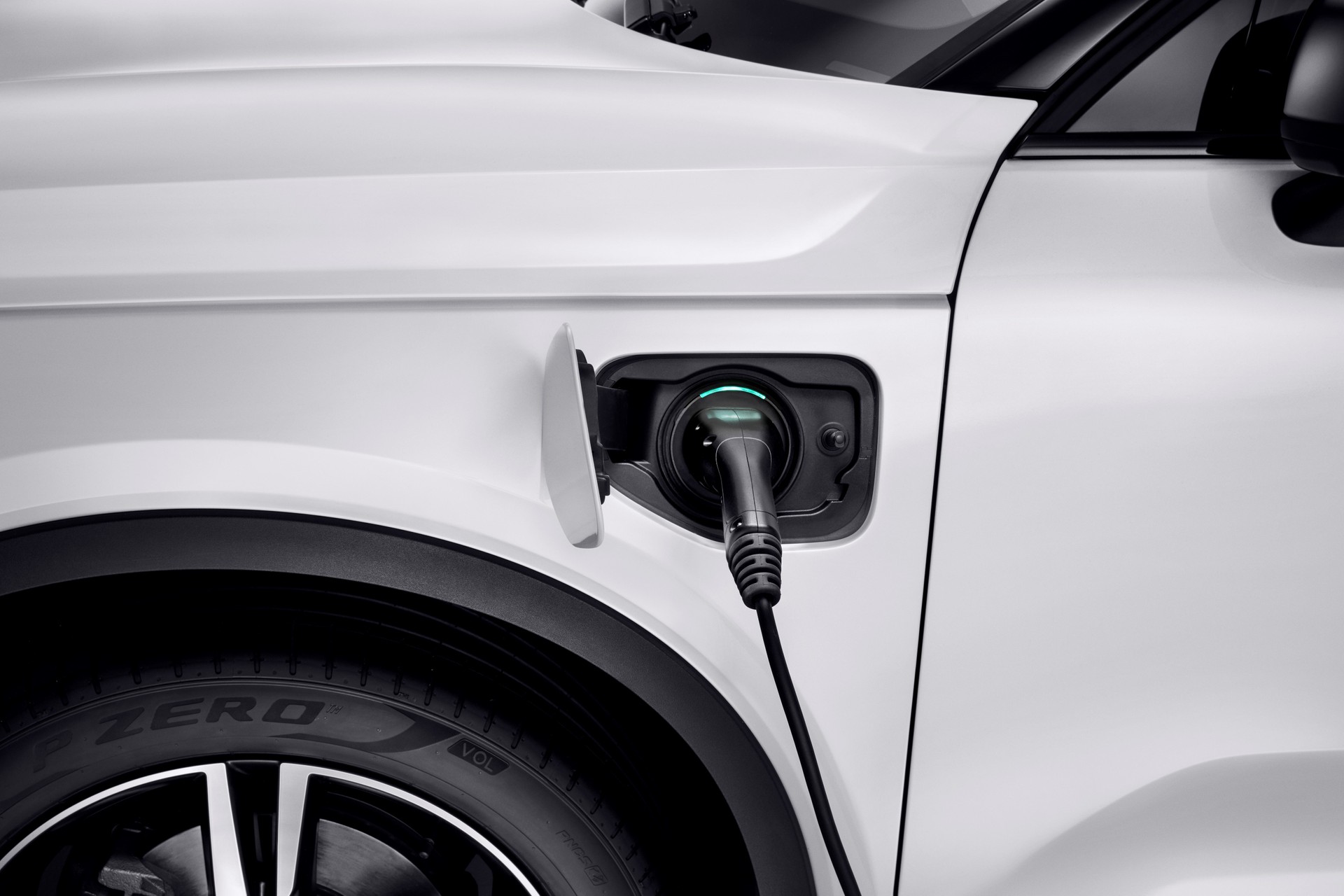 ABB: il super caricatore per auto elettriche da 350 kW e 200 Km in 8  minuti! 