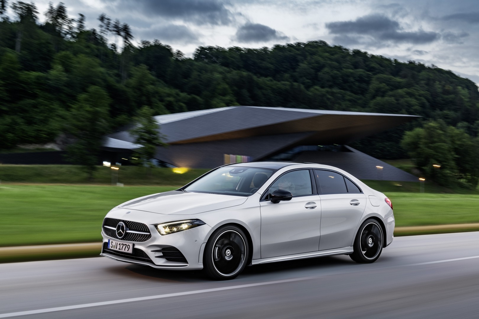 Mercedes Classe A, il restyling si fa vedere su strada 