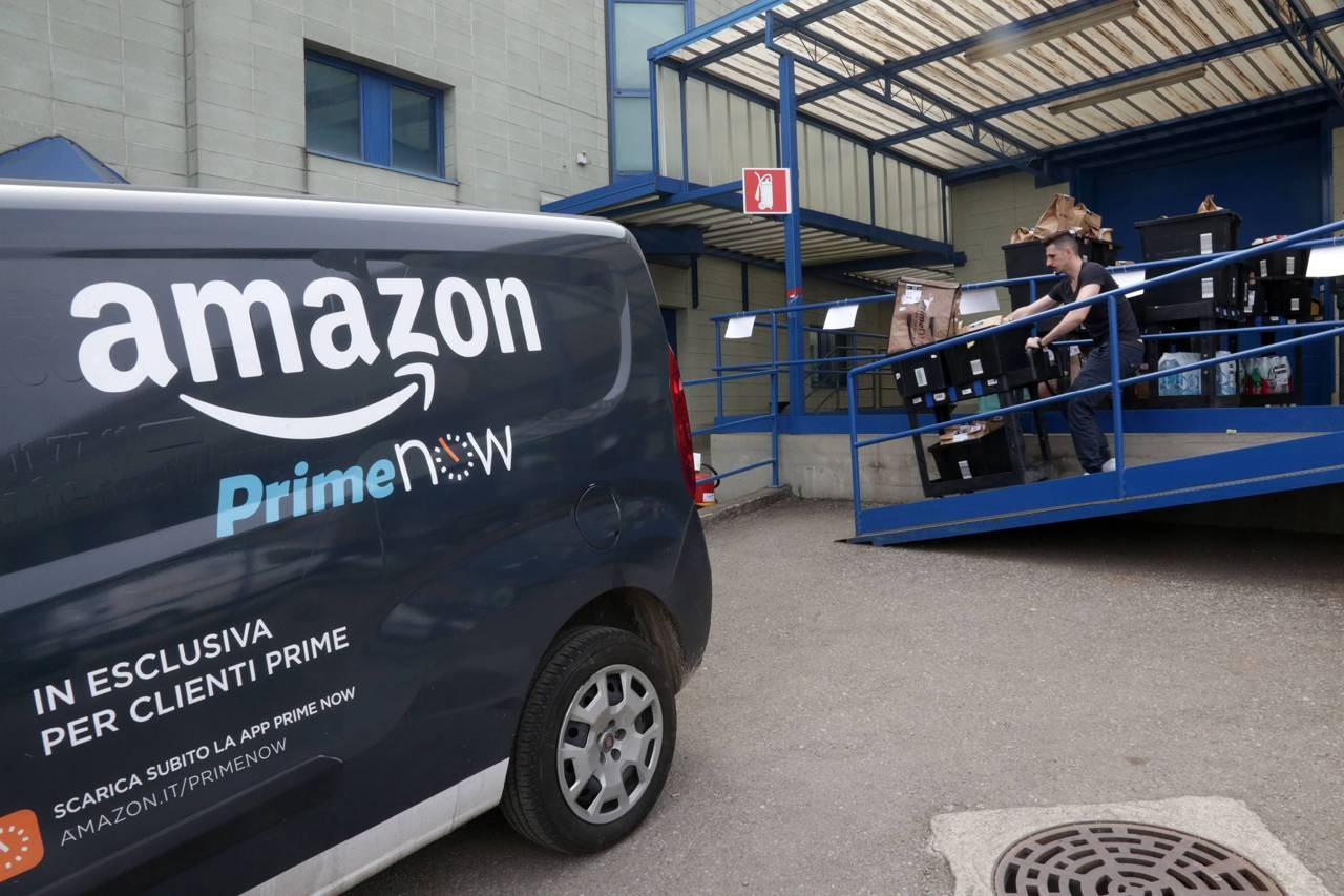 Amazon multata per 300 mila euro svolge illegalmente attività postale