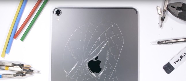 Apple iPad Pro maltrattato e piegato da JerryRigEverything