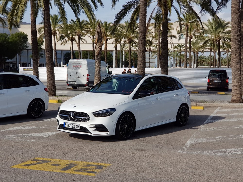 Mercedes Classe B 2023: il facelift leggero si mostra nelle foto spia 