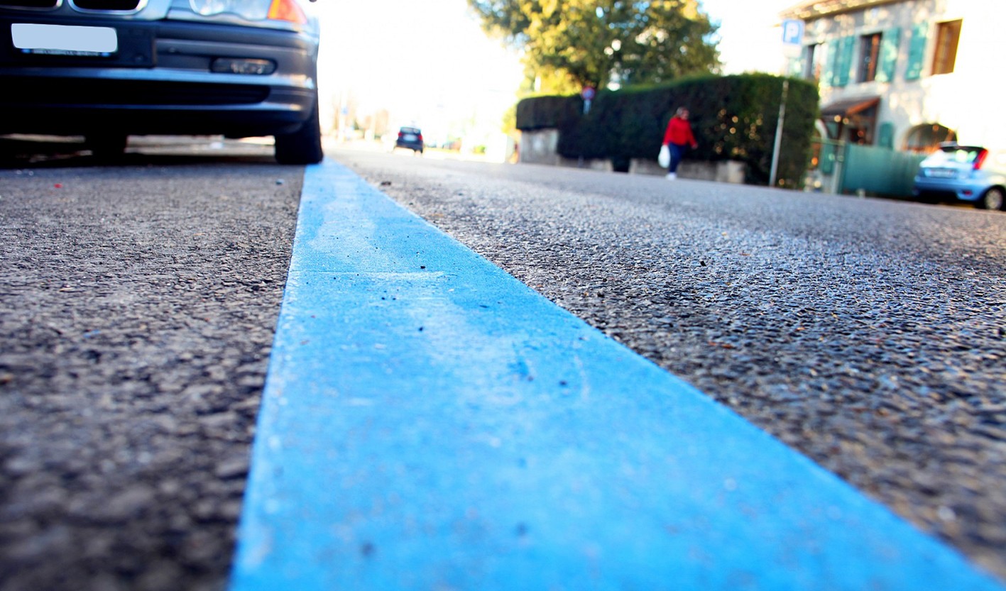 Multe a Roma per auto elettriche e ibride sulle strisce blu. Il comune: "Non pagate"