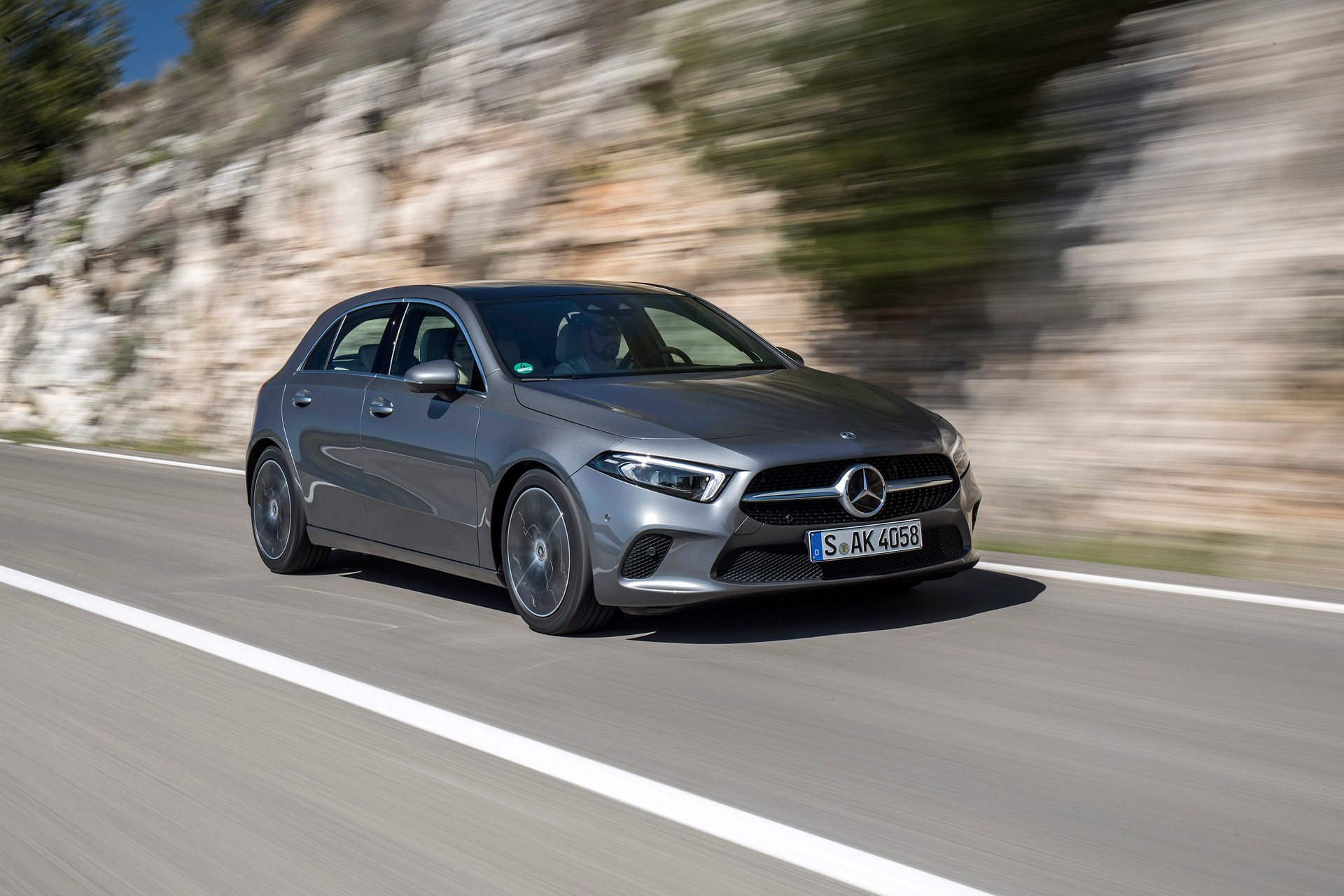 Mercedes Classe A, il restyling si fa vedere su strada 