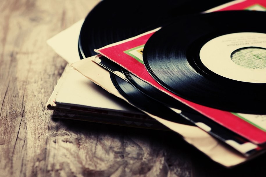 I dischi in vinile vendono più dei Compact Disc: sorpasso storico anche in  Italia 