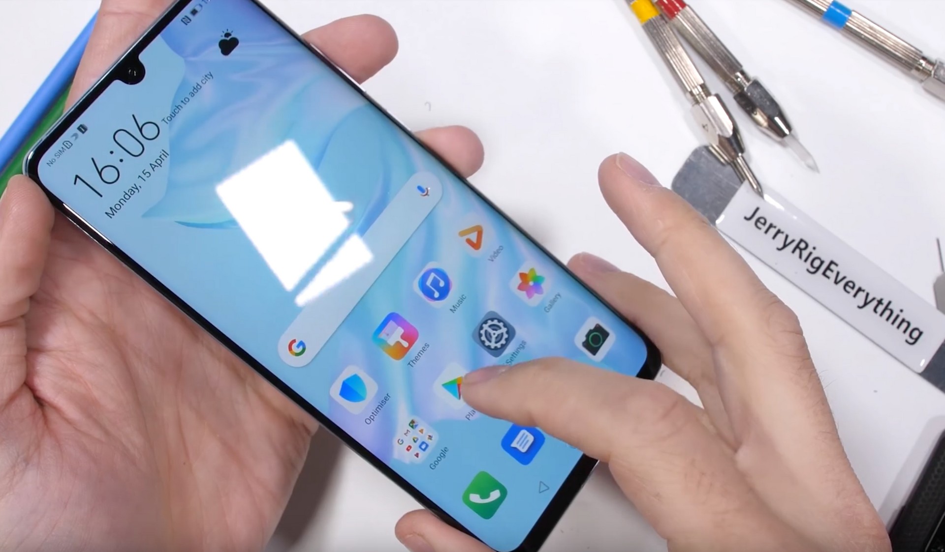 Huawei P30 Pro smontato da iFixit: colla e vetro curvo incidono