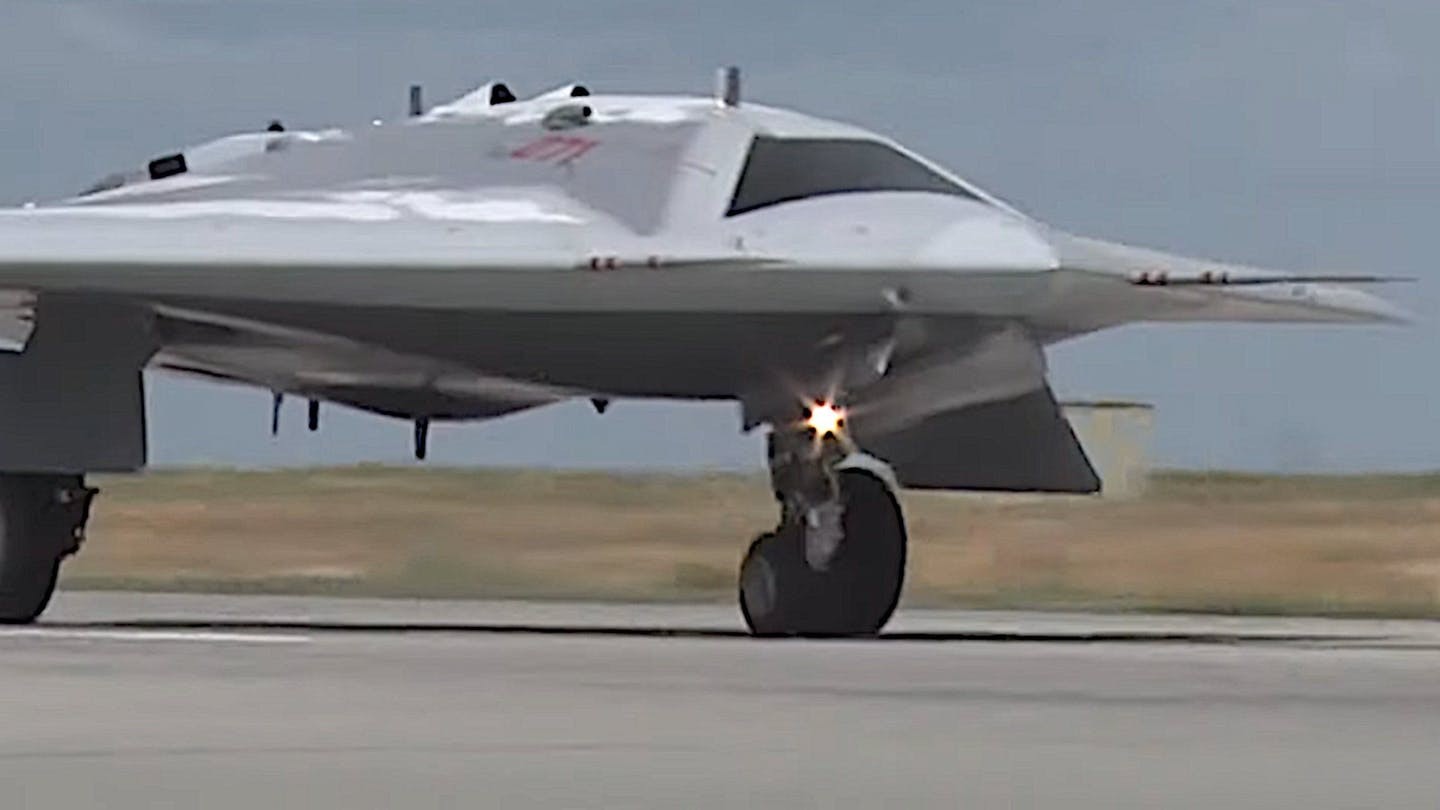 La Russia Ha Un Super Drone: Ecco In Volo "Hunter B"