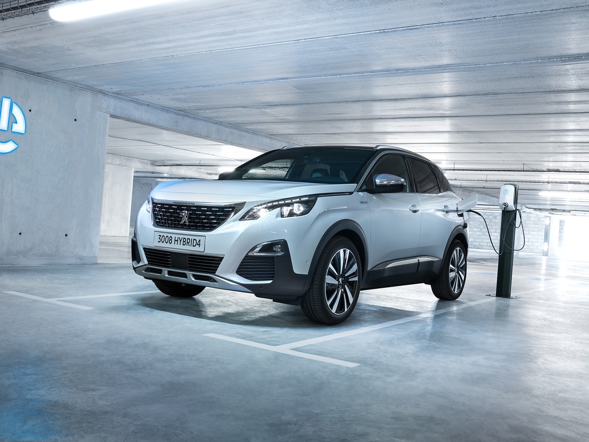 Nuovo Peugeot 3008, irriconoscibile nella versione fastback